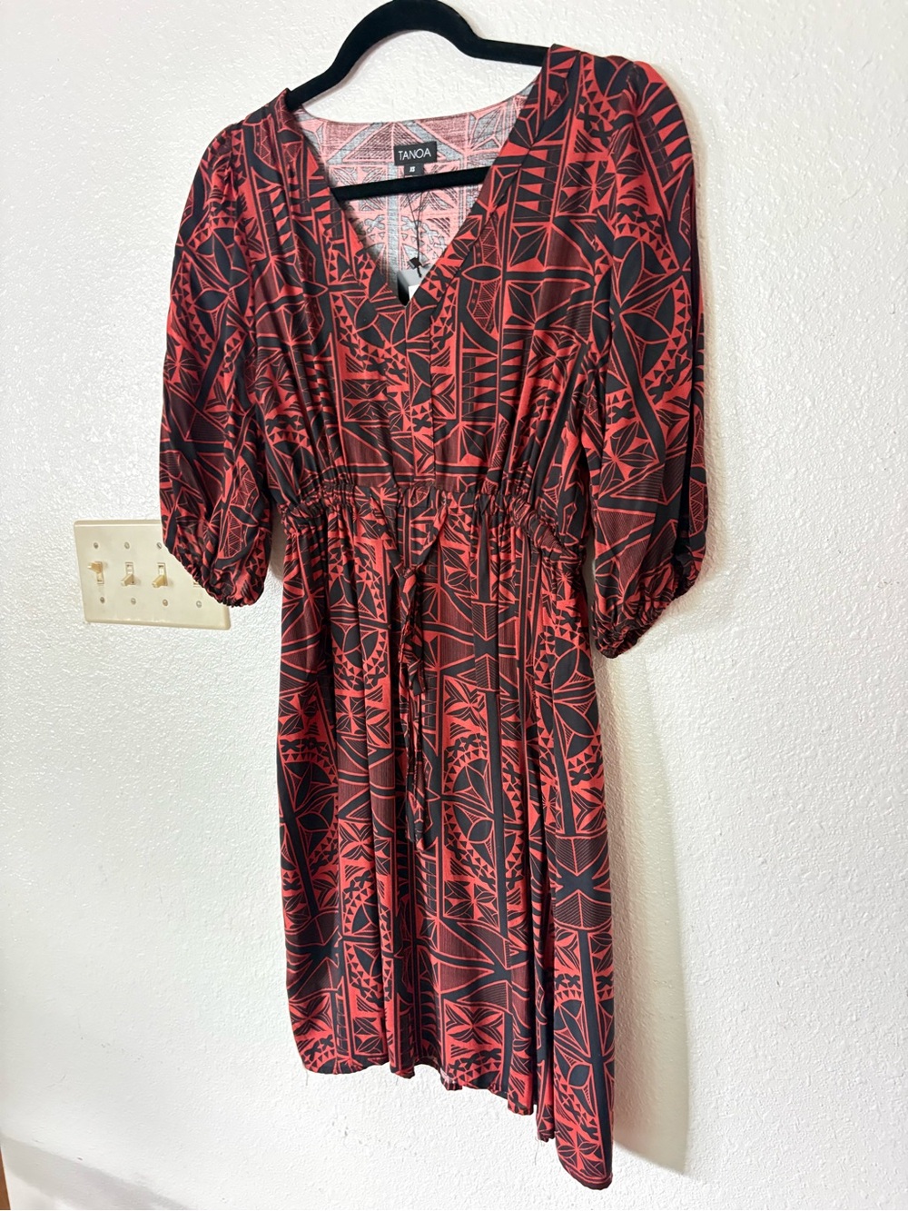 Tanoa Lemele Women’s XS Black Red Polynesian Print Puff Sleeve Tie Dress NWT